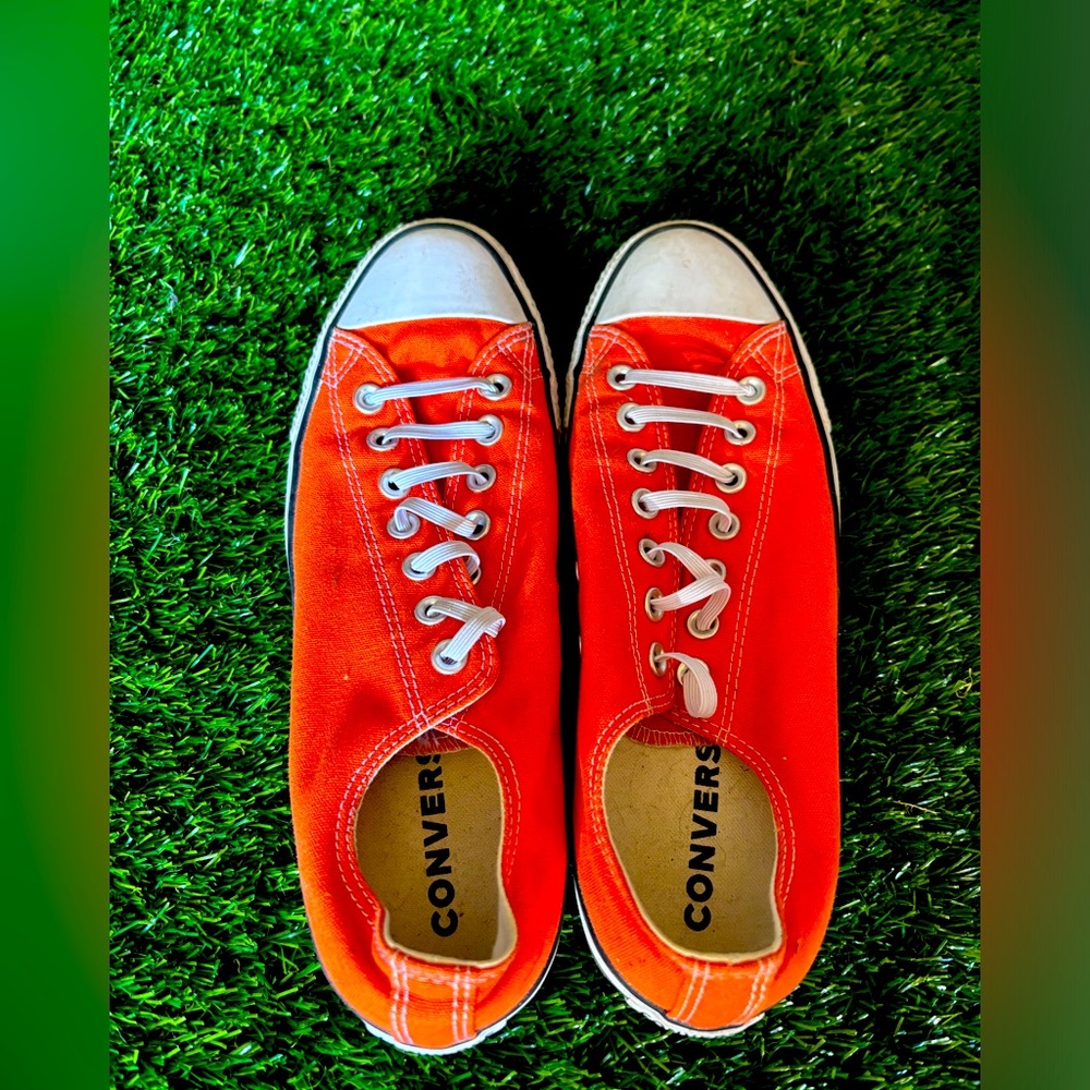 Converse Bright Orange. Near new Size 9 Men 11 Women. Low